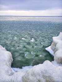 新疆阿勒泰烏倫古湖｜在銀白色冬天趕一場雪海日落