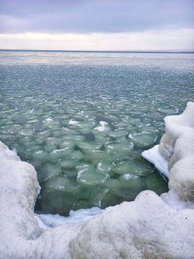 新疆阿勒泰烏倫古湖｜在銀白色冬天趕一場雪海日落