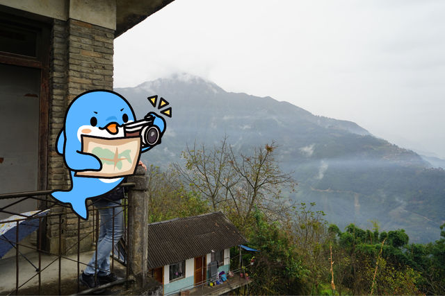皇冠山在晨霧中若隱若現，有如仙境一般