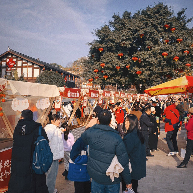 一人去旅行｜到處都是人，沙坪壩區磁器口古鎮太有年味兒了，很熱鬧