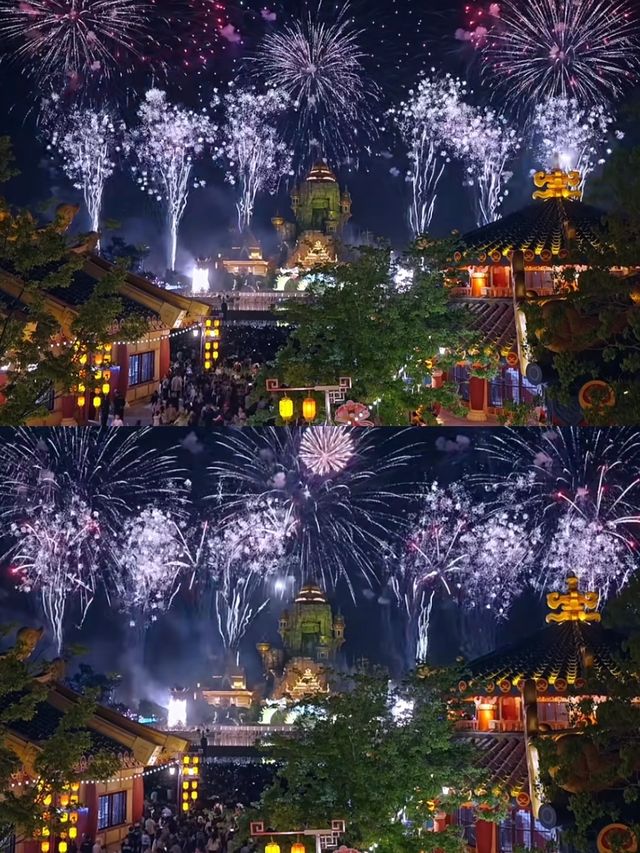 遠觀的煙花和主題樂園