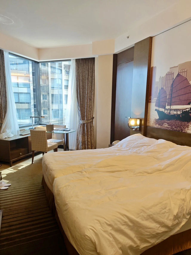 海岸晨曦中的親子微笑：香港港島海逸君綽酒店