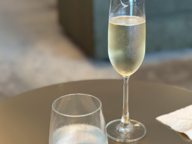 🍾香港機場隱藏奢華角落！The Deck 玲瓏堂貴賓室香槟微醺攻略✨