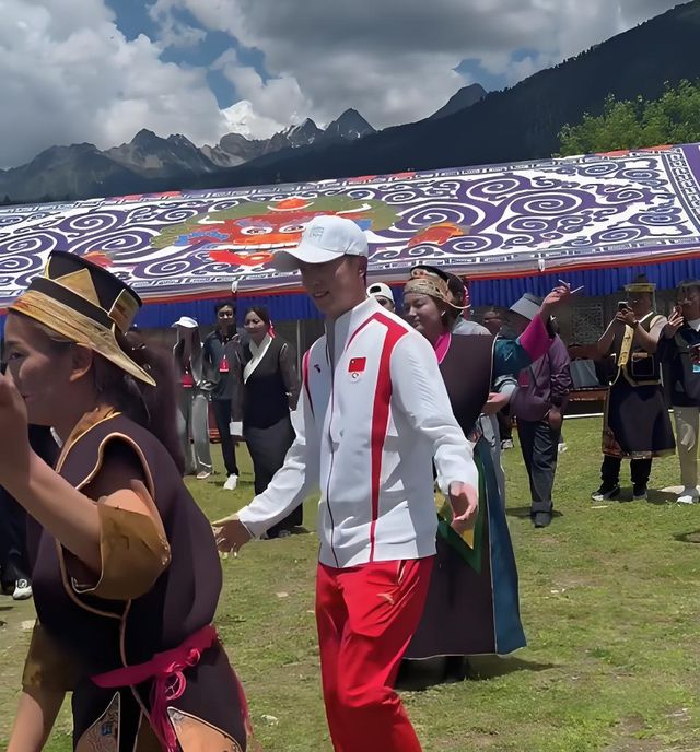 馬龍與藏族群眾跳起了鍋莊舞