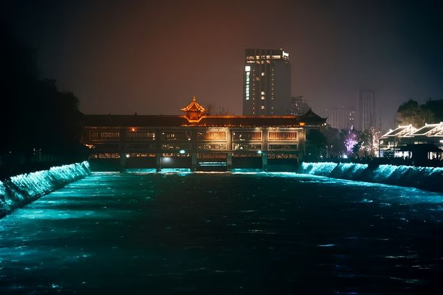 涼爽的岷江河風，街頭閃爍的霓虹燈