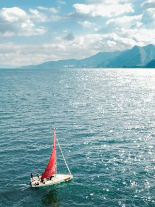 First time in Kunming, you must go sailing and ride the wind and waves