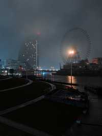 橫濱港未來21|賽博朋克夜雨迷情霓虹與雨滴的絕美交響曲