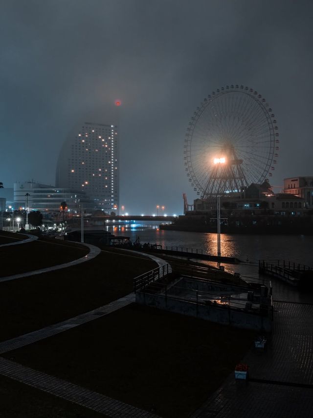 橫濱港未來21|賽博朋克夜雨迷情霓虹與雨滴的絕美交響曲 橫濱港未來21|賽博朋克夜雨迷情霓虹與雨滴的絕美交響曲