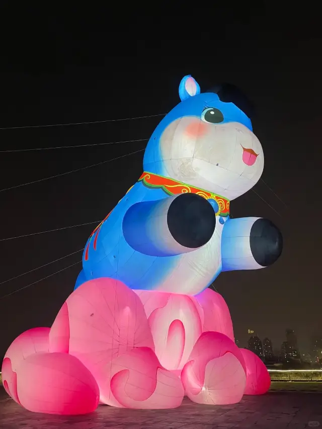 南京城壁にかわいい馬の灯籠「すぐにお金が来る」登場