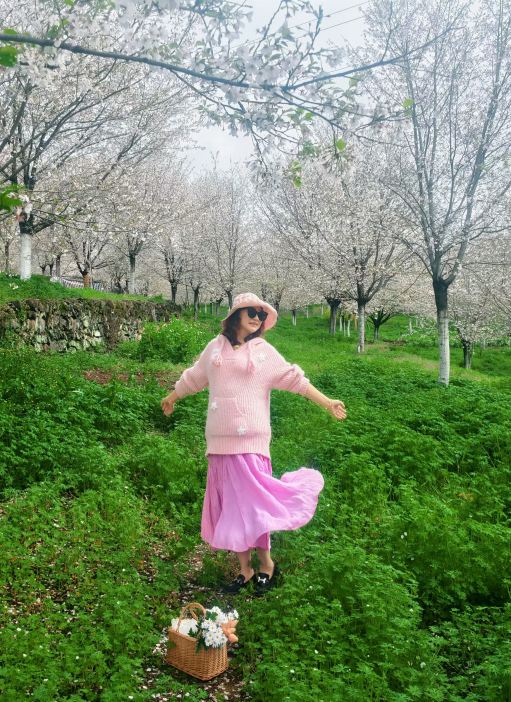 桜の花びらが舞うピンクのスカート、春が人の世界に訪れた！ | Trip