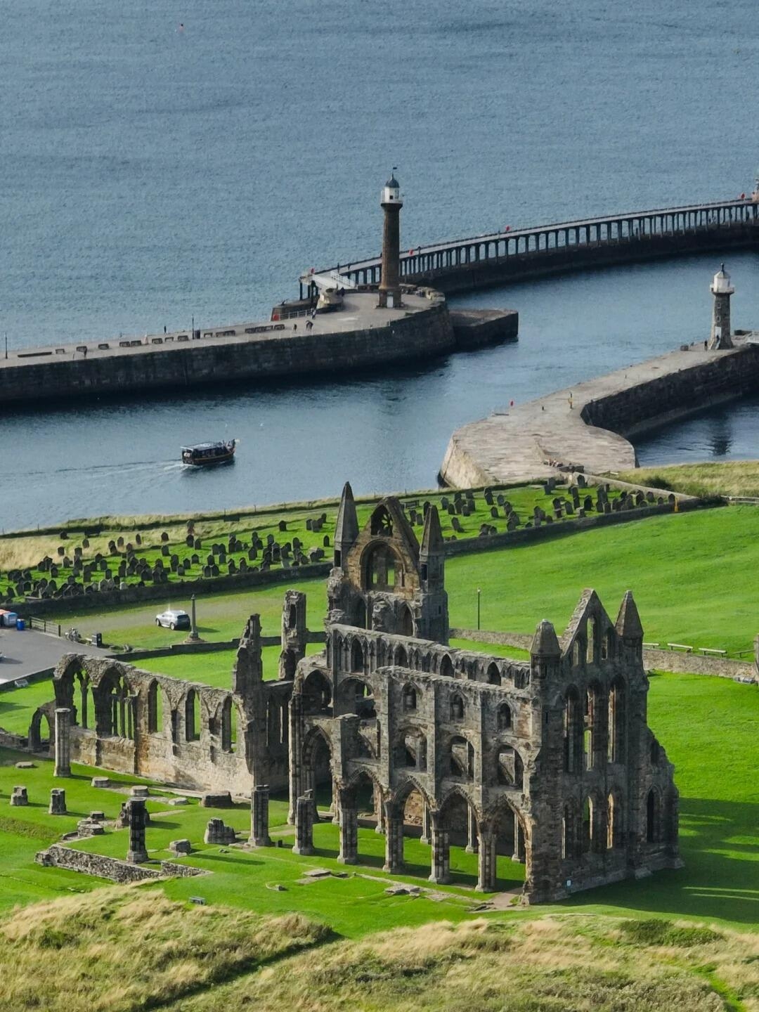 Whitby | Một hành trình lãng mạn đậm chất Gothic đến quê hương của ma cà rồng: Hướng dẫn chi tiết | Tu viện Whitby với trần nhà theo phong cách Gothic Anh Quốc - Địa điểm nhất định phải ghé thăm ở Anh
