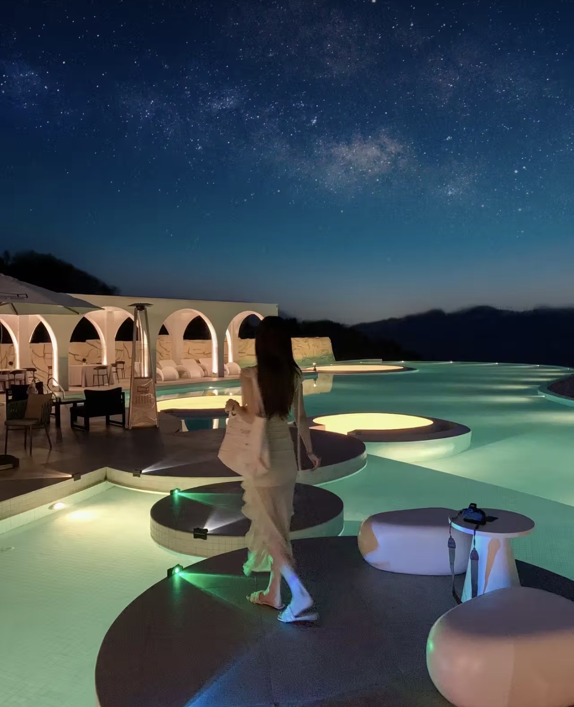 This guesthouse is perched atop a cliff in Jinfeng Township, Qiandao Lake. It is a "Little Santorini" style boutique guesthouse, featuring a 180° suspended lake view perfect for photos. Staying here truly means "living in the scenery, soaking in the bath while watching Qiandao Lake, and every snapshot looks like a masterpiece."

📍Detailed Address
No. 3 Yuyan, Jing Shan Central Village, Jinfeng Township, Hangzhou, Zhejiang. Cliffside Lake View Beautiful Stay.

📝Tips to Note
The guesthouse stands alone on a small hill at the northwest corner of Qiandao Lake, requiring self-driving or shuttle service. Opening the window reveals an unobstructed view of the central lake area. The entire building is pure white, complemented by a deep blue cliffside infinity pool, perfectly capturing the Greek Santorini vibe. All 34 rooms have lake views, featuring panoramic floor-to-ceiling windows, smart devices, and Dyson hairdryers. My room has a private hot spring bath facing the lake, where you can lie back and watch the sunrise while soaking—absolutely amazing.