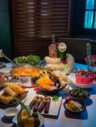 Eating hot pot in a billion-dollar mansion, that's just too good!