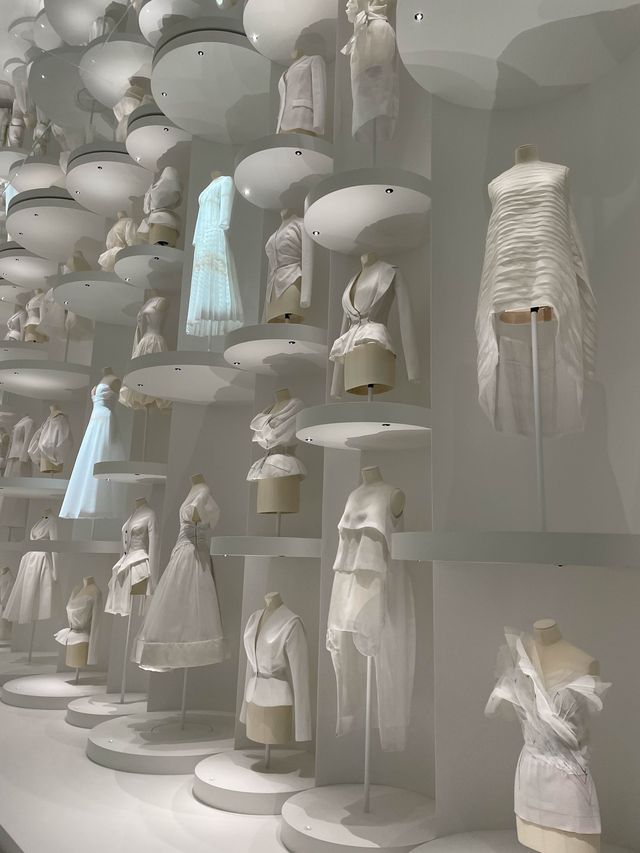 期間限定！ディオールの美術展で夢のひとときを。