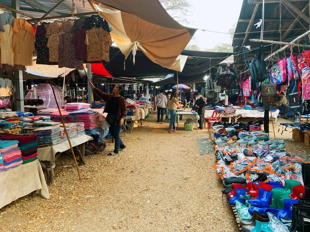 ตลาดนัดเก่าแก่ : ตลาดนัดวันอาทิตย์