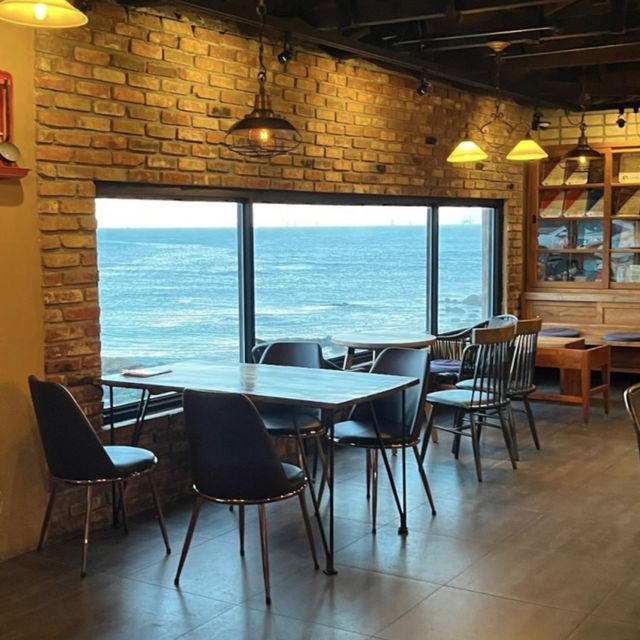 따뜻한 햇살과 바다 바람을 느끼며 차 한잔 즐기는 제주 봄날! 