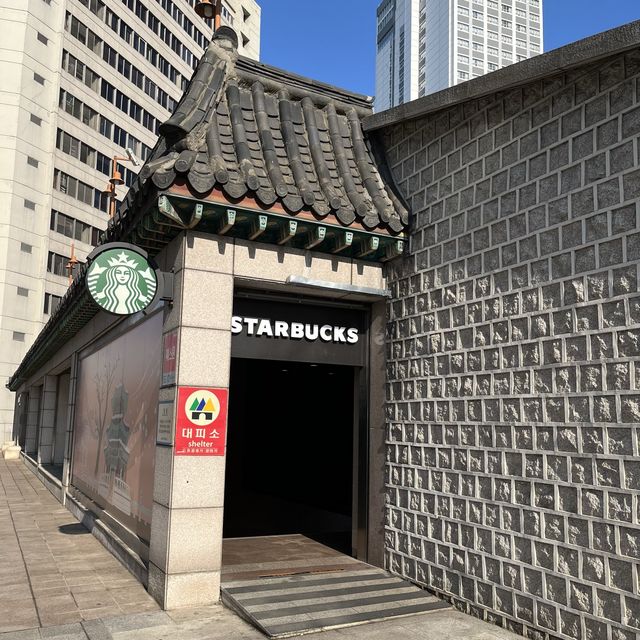 【韓国ソウル・市庁】お座敷もある圜丘壇（ファングンダン）がモチーフのSTARBUCKS COFFEE