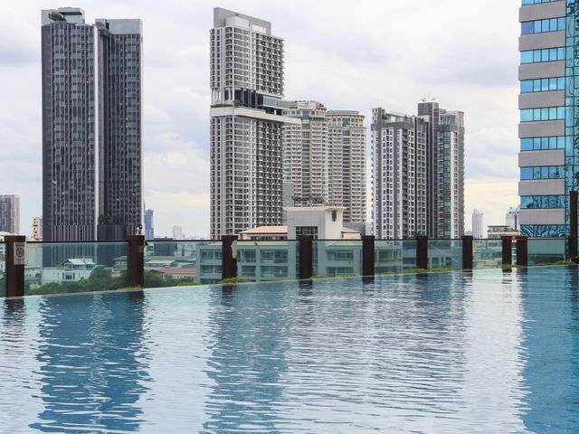 เปลี่ยนบรรยากาศนอนในเมือง Urbana Sathorn Hotel 