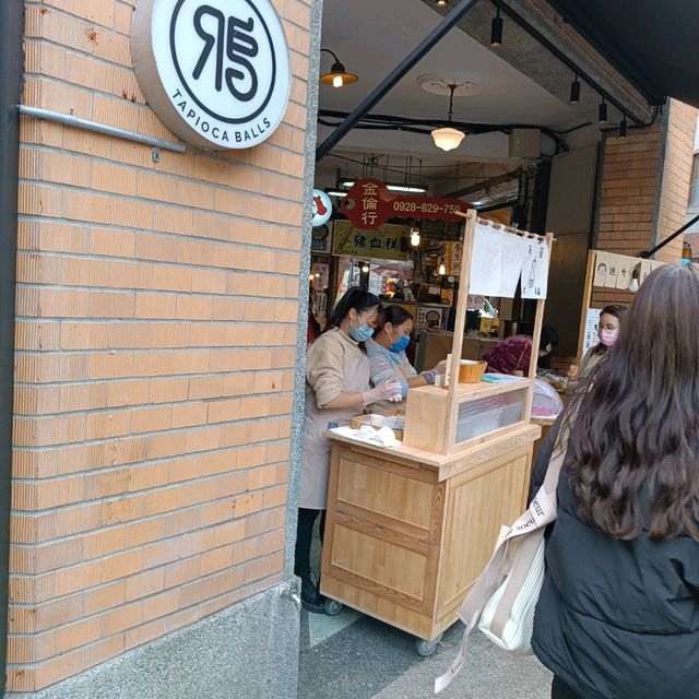 很有古早味的氣息，到處都是古蹟級的建築，迪化街的商業氣氛，還有街道邊不起眼的小吃攤
