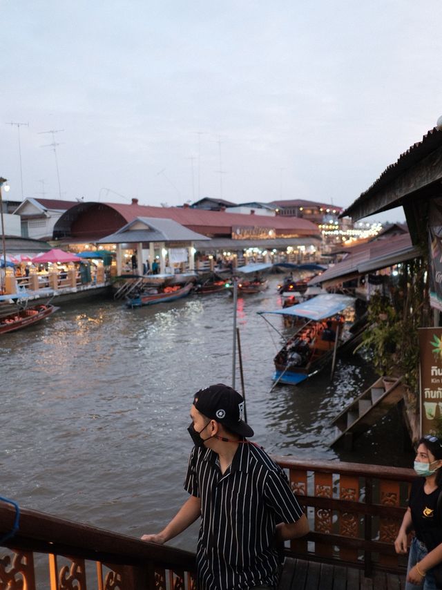 ตลาดน้ำอัมพวา เที่ยวใกล้กรุง บรรยากาศสุดโรแมนติก✨