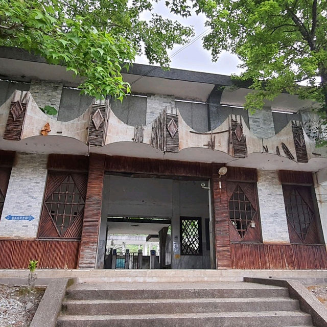充滿時代感的懷舊無人老車站