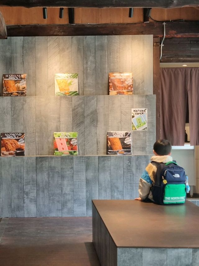 초록초록한 테라스와 감각적인 인테리어의 카페