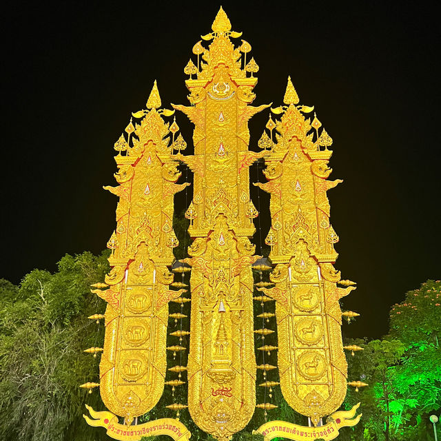 กราบไหว้พ่อขุนเม็งรายมหาราช
