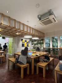 Yellow Lane คาเฟ่ในสวนใจกลางอารีย์ 