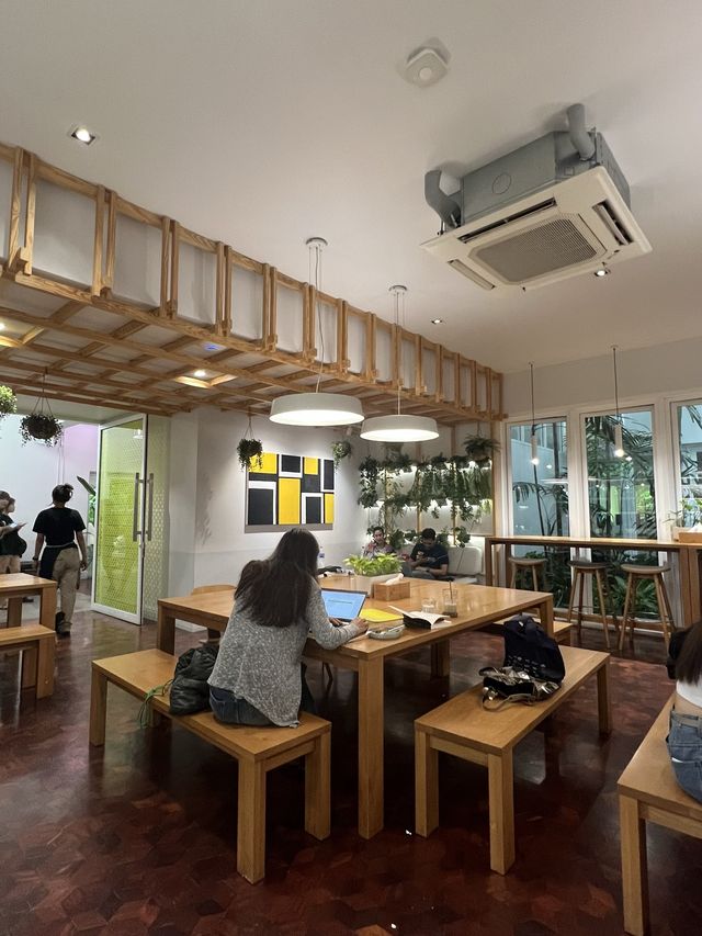 Yellow Lane คาเฟ่ในสวนใจกลางอารีย์ 