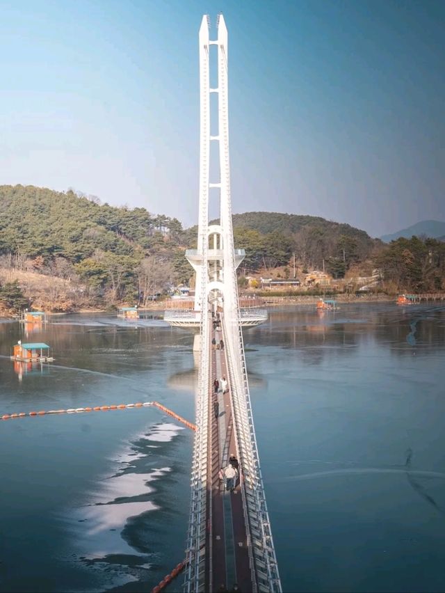 예산군 대표 관광지 "예당호 출렁다리"