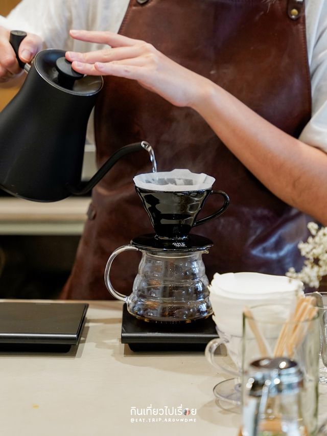 ☕️🌈 Onibus Coffee Bangkok ร้านกาแฟน้อยๆ ใต้โฮสเทล