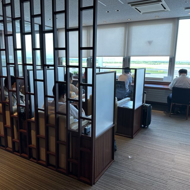 新千歳空港。目の前に滑走路が広がる空港ラウンジ『新千歳空港 スーパーラウンジ』