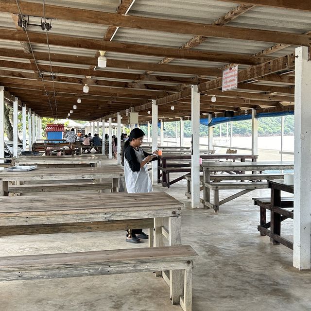 ร้านอาหารทะเล สุดทางรัก หาดเจ้าหลาว จันทบุรี