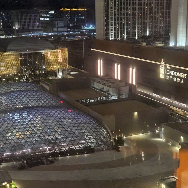 澳門君悅酒店性價比高，價錢衹需一千頭已能住上五星級優質酒店。房間地方大而整潔，景觀一流，能飽灠永利皇宮䌫車及倫敦人酒店外觀。酒店服務員非常有禮，更自動幫我們做late check out，值得推介。