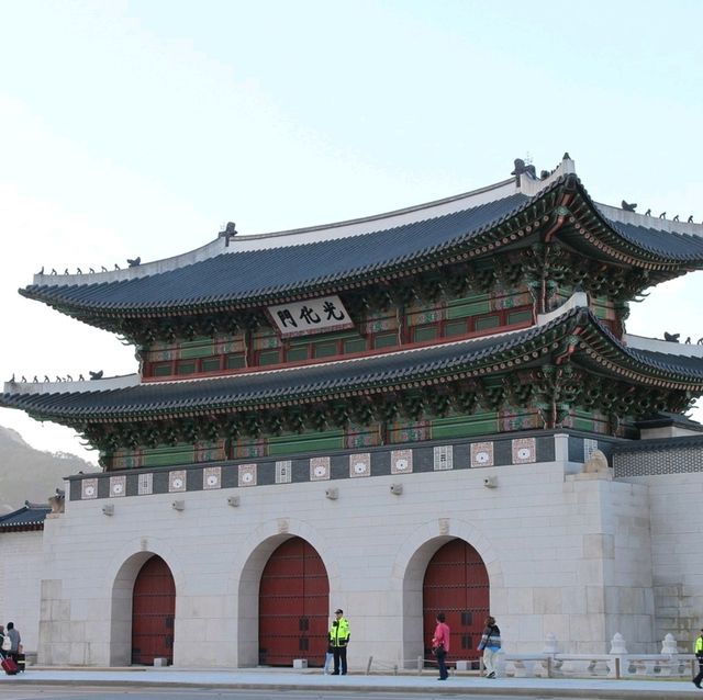 맑은 하늘의 광화문, 또 다른 분위기네요!