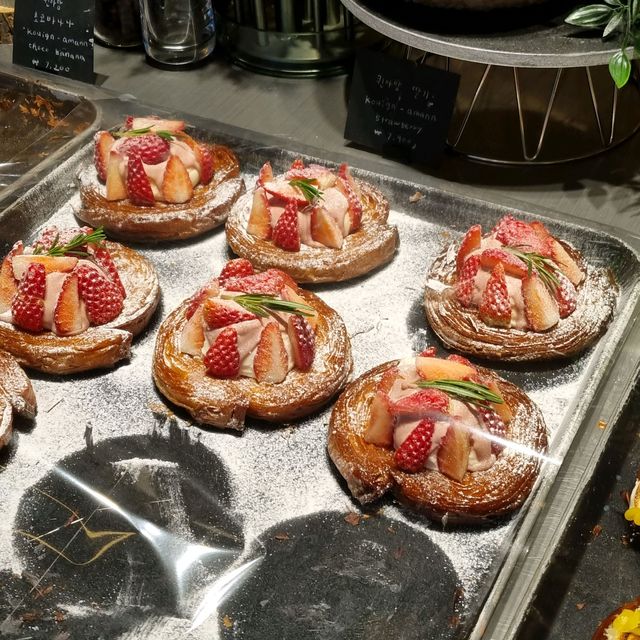 홍대 디저트카페 오퍼(Offer) 베이커리가 훌륭한 오퍼카페 