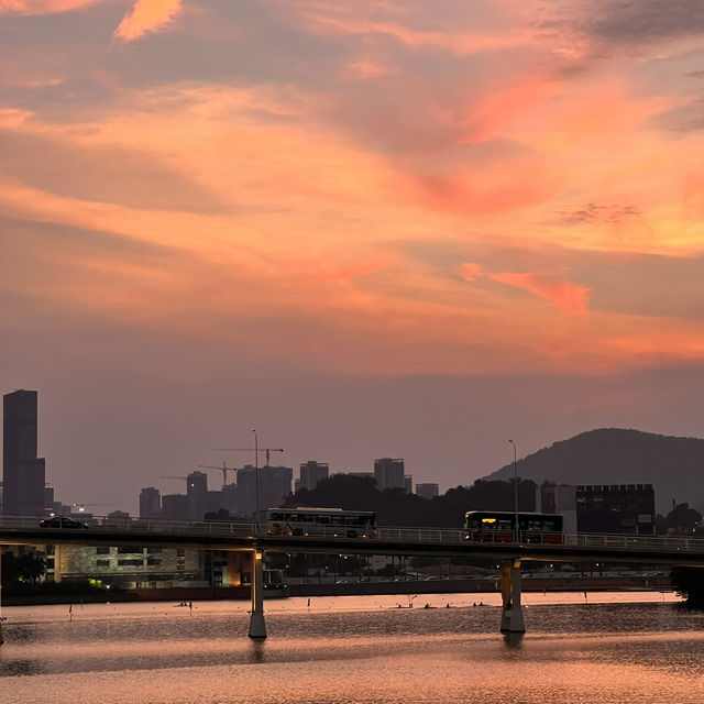 陶醉在澳門，少不了看一次海旁夕陽美景^-^