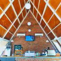 SRGITIGABERMUDA | Triangular-roofed café