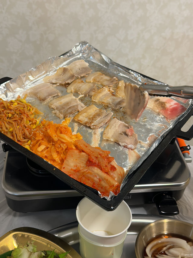 레트로한 감성과 맛까지 겸비한 냉동삼겹살 맛집 ✨