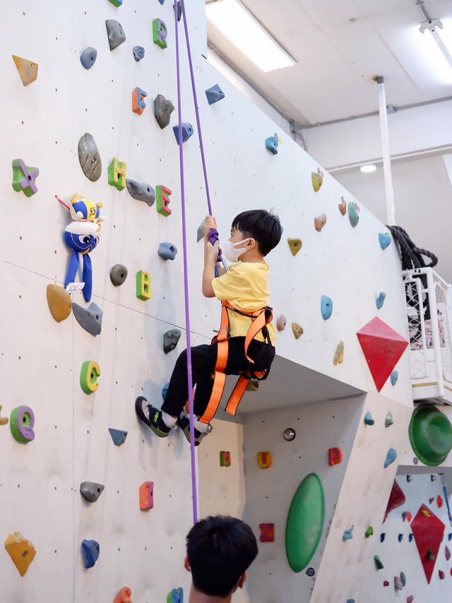 ปีนหน้าผาที่ “Climbling Society” 🧗