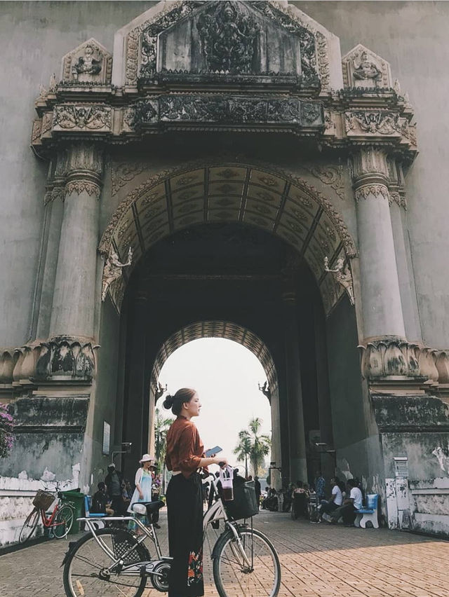 ไปปั่นจักรยานกันที่ Patuxay Monument