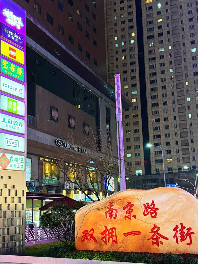 🚶🏻‍♂️ Lively Colourfully Busy Street
