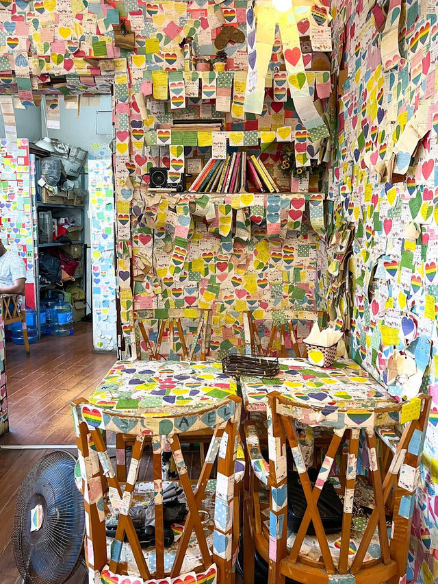 A cute cafe filled with words of love❤️