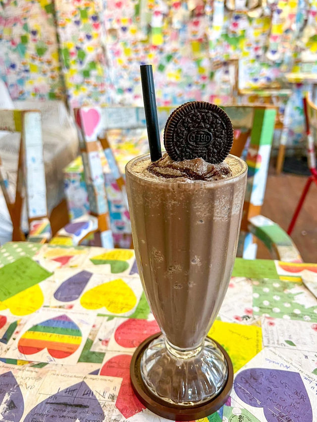 A cute cafe filled with words of love❤️