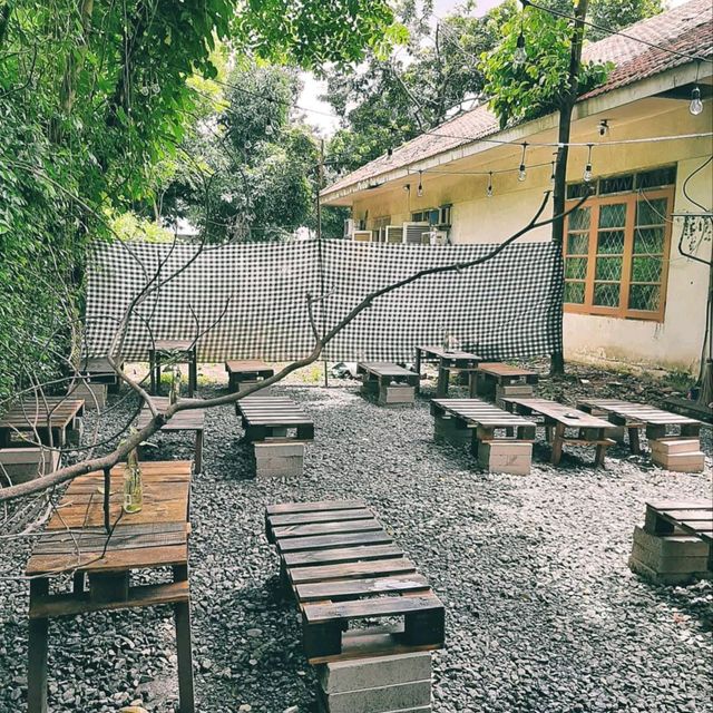 THE PLACE IS FULLY OUTDOOR