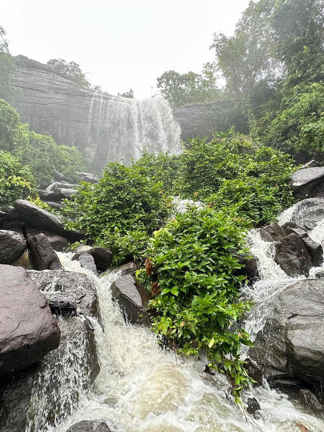 น้ำตกผาหลวง อ.ศรีเมืองใหม่ จ.อุบลราชธานี