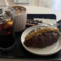 커피의 깊은 맛을 경험할 수 있는 수원 신동 ’김성민커피‘ 두바이 초콜렛 소금빵도 함께
