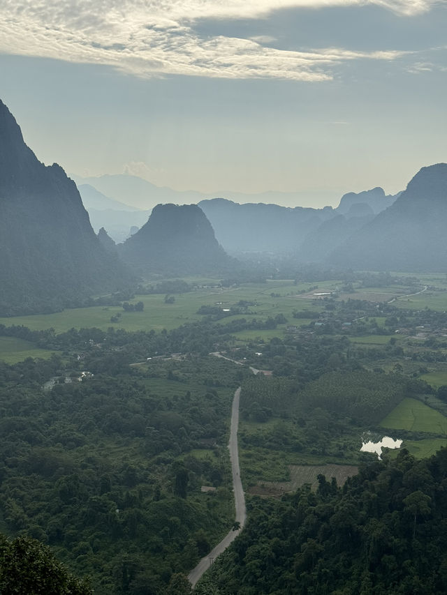 ผาหนามไซ | วังเวียง ⛰️🌤️🌳🇱🇦