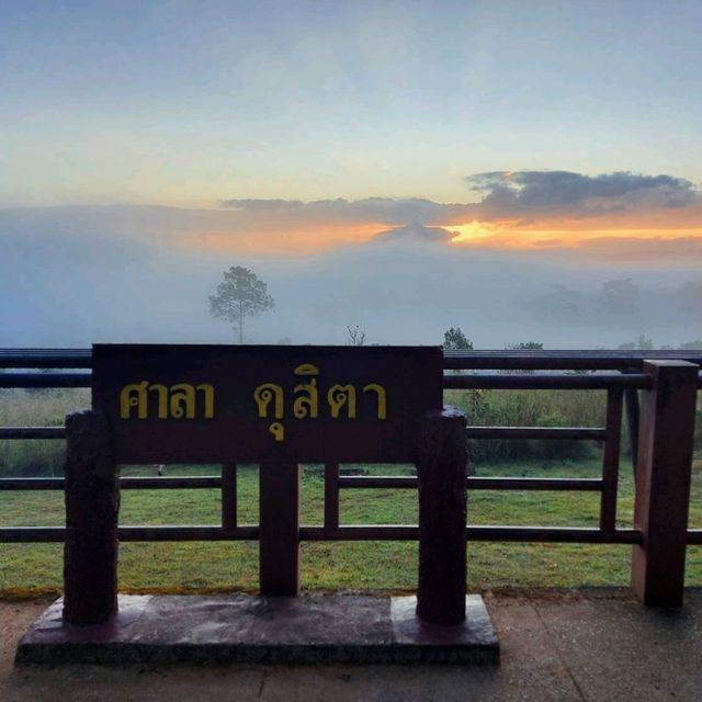 ทุ่งแสลงหลวง มาเมื่อไหร่ ก็สวยเมื่อนั้น