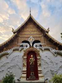 【チェンマイ】水色のポーチが珍しい 寺子屋Wat Puak Chang